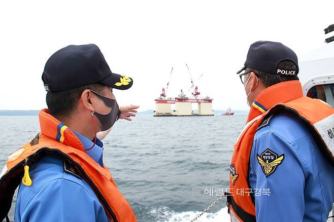 2022년 5월 케이슨 1함이 포항에서 울릉공항 건설 현장으로 이동되자 포항해경이 안전관리에 나섰다 [포항해경 제공]