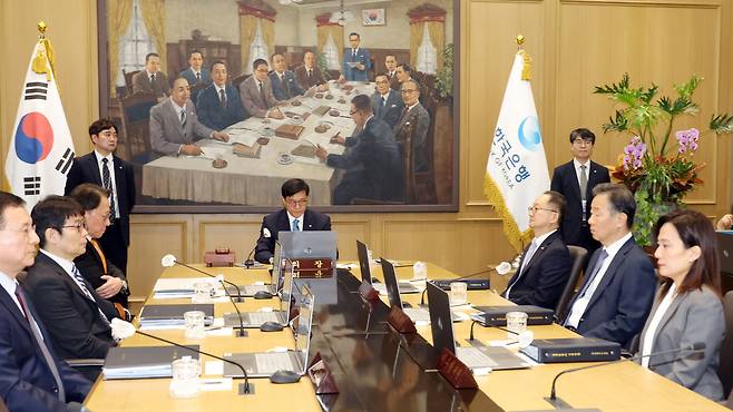 이창용(가운데) 한국은행 총재가 지난달 17일 서울 중구 한국은행 본관에서 금융통화위원회 본회의를 주재하고 있다. [연합]