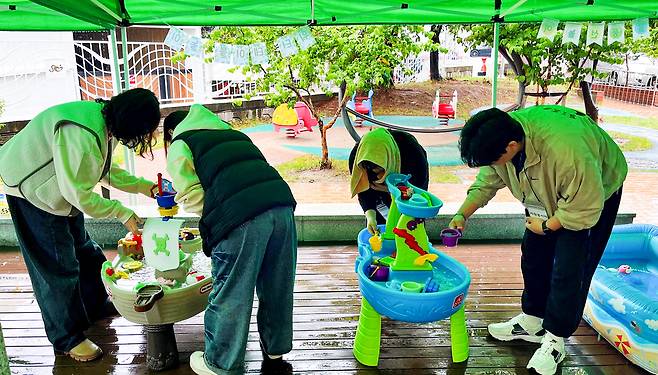 영진전문대 유아교육과 학생들이 지난 3일 대구시민안전테마파크에서 열린 ‘어린이날 오픈하우스’ 행사에 교육봉사를 펼치는 모습.영진전문대 제공]