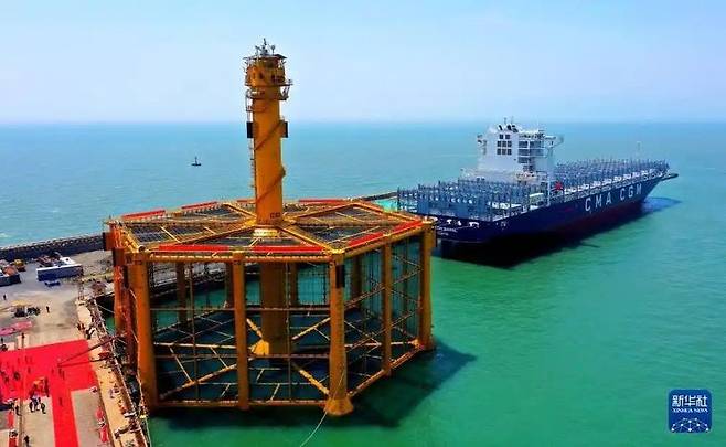 [서울=뉴시스] 중국이 21일 서해 잠정조치수역(PMZ)에 설치한 구조물에 대해 어업 양식 시설로 한중 협정 위반이 아니라는 입장을 재확인했다. 사진은 지난해 5월9일 산둥성 칭다오항에 있는 반잠수식 구조물 '선란(深蘭.Deep Blue)2호의 모습. (사진출처= 신화통신 웨이보) 2025.05.06