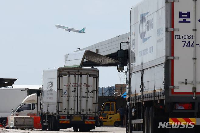 [인천공항=뉴시스] 황준선 기자 = 인천국제공항 화물터미널 너머로 비행기가 이륙하고 있다. 2025.05.06. hwang@newsis.com