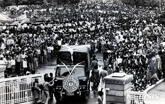 [서울=뉴시스] 박태홍 편집위원 = 광주 시민군이 전남도청을 장악한 1980년 5월 24일 분수광장 앞에서 시민들이 “군사정권 타도”, “김대중 석방”을 외치며 집회를 하고 있다. 집회 중 신원 미상의 시신을 실은 트럭이 전남도청으로 들어서고 있다. 박태홍 뉴시스 편집위원이 1980년 당시 한국일보 사진기자로 재직 중 5·18 광주 참상을 취재하며 기록한 사진을 5·18광주민주화운동 40주년에 즈음해 최초로 공개한다. (사진=한국일보 제공) 2020.05.17. hipth@newsis.com