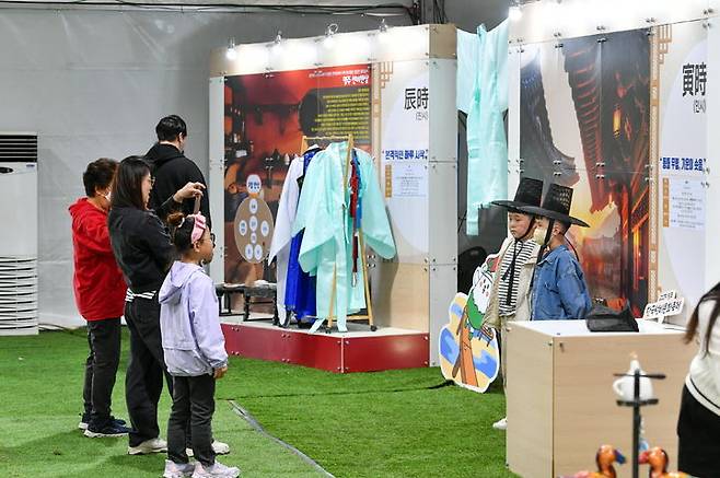 [영주=뉴시스] '2025영주 한국선비문화축제' 선비주제관에서 아이들이 갓 체험을 하고 있다. (사진=영주시 제공) 2025.05.06. photo@newsis.com *재판매 및 DB 금지