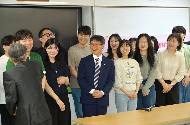 [울산=뉴시스] 구미현 기자 = 교사들과 만나 소통하고 있는 천창수 울산교육감(사진=울산시교육청 제공) photo@newsis.com *재판매 및 DB 금지