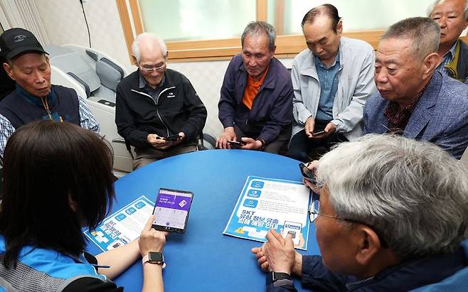 [서울=뉴시스] 노원구 찾아가는 구정알리미가 경로당에 방문해 안내하는 모습. 2025.05.01 (사진 제공=노원구청) photo@newsis.com *재판매 및 DB 금지