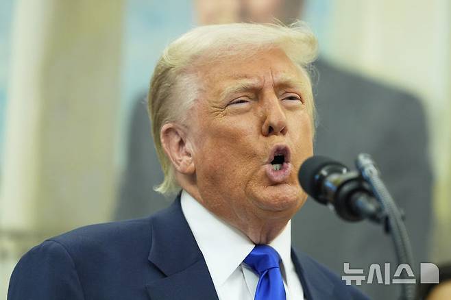 [워싱턴=AP/뉴시스] 도널드 트럼프 미국 대통령이 5일(현지 시간) 백악관 집무실에서 2027 미국프로픗볼(NFL) 드래프트 행사가 워싱턴DC 내셔널몰에서 진행될 예정이라고 발표하고 있다. 트럼프 대통령의 영화 관세는 해외로 영화 제작 이전을 막기 위한 것이라는 분석이 나온다. 2025.05.06.