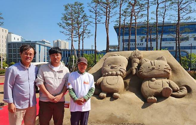 [진주=뉴시스]지난 2일 제64회 경상남도민체육대회 개회식을 앞두고 진주시 인기 캐릭터 ‘하모와 아요’를 한국 최초 모래조각가 김길만 모래조각 작품이 진주종합경기장 야외전시장 전시돼 큰 인기를 모으고 있다.(사진=한국모래예술학교 제공).2025.05.06.photo@newsis.com *재판매 및 DB 금지