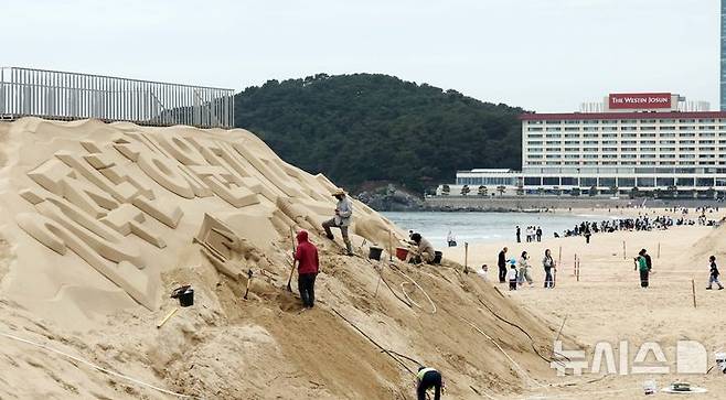 [부산=뉴시스] 하경민 기자 = 황금연휴 마지막 날인 6일 부산 해운대구 해운대해수욕장을 찾은 시민과 관광객들이 나들이를 즐기고 있는 가운데 백사장에는 모래작가들이 작품을 만들고 있다.해운대구는 오는 16~19일 '2025년 해운대 모래축제'를 개최한다. 올해 20주년을 맞은 모래축제는 '모래로 만나는 K-컬처'를 주제로 14명의 해외 모래 작가가 제작한 총 20여 개의 작품을 선보인다. 2025.05.06. yulnetphoto@newsis.com