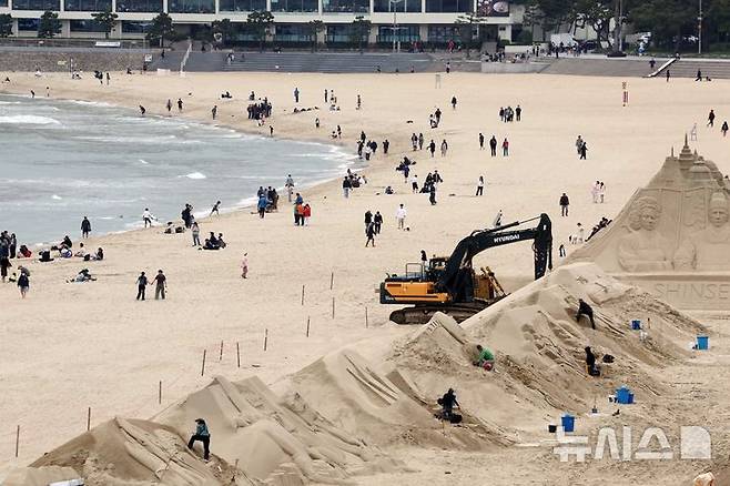 [부산=뉴시스] 하경민 기자 = 황금연휴 마지막 날인 6일 부산 해운대구 해운대해수욕장을 찾은 시민과 관광객들이 나들이를 즐기고 있는 가운데 백사장에는 모래작가들이 작품을 만들고 있다.해운대구는 오는 16~19일 '2025년 해운대 모래축제'를 개최한다. 올해 20주년을 맞은 모래축제는 '모래로 만나는 K-컬처'를 주제로 14명의 해외 모래 작가가 제작한 총 20여 개의 작품을 선보인다. 2025.05.06. yulnetphoto@newsis.com