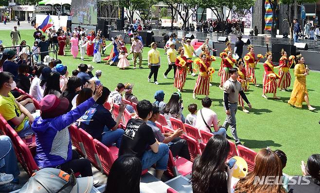 [대구=뉴시스]  대구 중구 국채보상로 일대에서 열린 ‘파워풀 대구 페스티벌’에서 거리퍼레이드가 펼쳐지고 있다. 뉴시스DB. 2025.05.06. photo@newsis.com