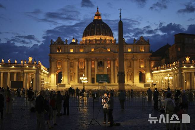 [바티칸=AP/뉴시스] 차기 교황 선출을 위한 추기경 비밀 투표인 콘클라베를 앞둔 5일(현지 시간) 바티칸 성 베드로 광장 모습. 교황청은 통신 신호 차단을 예고하는 등 막바지 준비에 나섰다. 2025.05.06.
