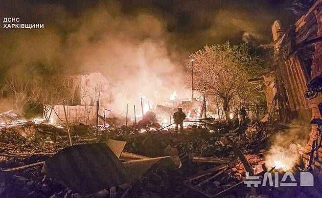 [하르키우=AP/뉴시스] 미국인 45%가 5년에서 10년 내 제3차 세계대전이 발발할 수 있다고 보는 것으로 나타났다. 사진은 우크라이나 비상사태국 제공으로, 지난달 30일(현지 시간) 우크라이나 하르키우에서 러시아의 드론 공격으로 발생한 아파트 건물 화재를 진압하는 모습. 2025.05.06.