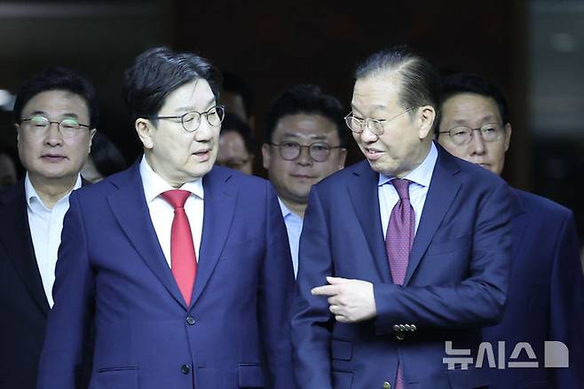 [서울=뉴시스] 권창회 기자 = 권영세 국민의힘 비상대책위원장과 권성동 원내대표가 5일 서울 여의도 국회에서 열린 의원총회에 참석하며 대화하고 있다. 2025.05.05. kch0523@newsis.com