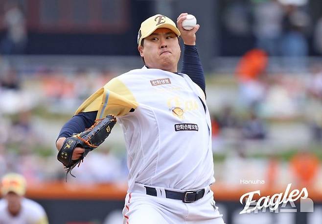 [서울=뉴시스] 프로야구 한화 이글스 류현진이 6일 대전 한화생명볼파크에서 열린 2025 신한 쏠뱅크 KBO리그 삼성 라이온즈와의 경기에 선발 등판해 공을 던지고 있다. (사진=한화 이글스 제공) 2025.05.06.