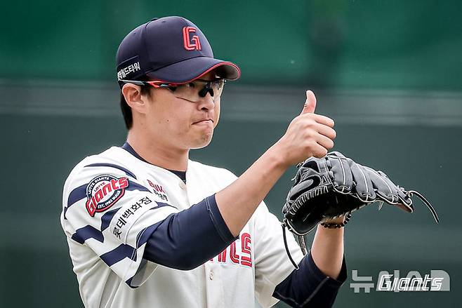 [서울=뉴시스] 프로야구 롯데 자이언츠 박세웅이 6일 부산 사직구장에서 열린 2025 신한 쏠뱅크 KBO리그 SSG 랜더스와의 경기에 선발 등판해 야수들의 호수비에 엄지를 세우고 있다. (사진=롯데 자이언츠 제공) 2025.05.06.