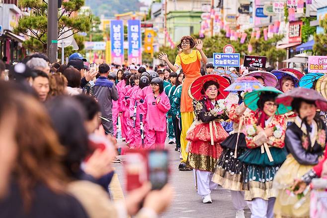 [남원=뉴시스] 김종효 기자 = '제95회 춘향제'가 펼쳐지고 있는 지난 3일 남원 광한루원 일원에서 시민과 관광객 참여 대표프로그램인 '발광난장 대동길놀이'가 펼쳐지고 있다. (사진=남원시 제공) 2025.05.04. photo@newsis.com  *재판매 및 DB 금지