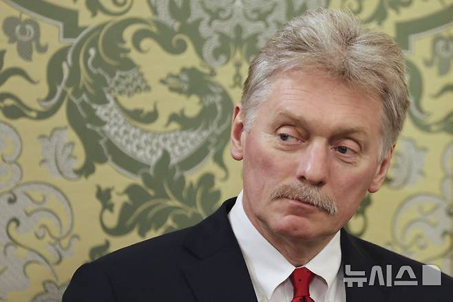 [모스크바=AP/뉴시스]러시아가 전승 80주년 기념식을 전후해 선언한 '3일 휴전' 입장을 재확인하며 우크라이나가 공격할 경우 반격하겠다고 밝혔다. 사진은 드미트리 페스코프 러시아 크렘린궁 대변인이 지난 3월17일(현지 시간) 모스크바 크렘린궁에서 열린 블라디미르 푸틴 대통령과 에모말리 라흐몬 타지키스탄 대통령의 회담에 참석한 모습. 2025.04.29.