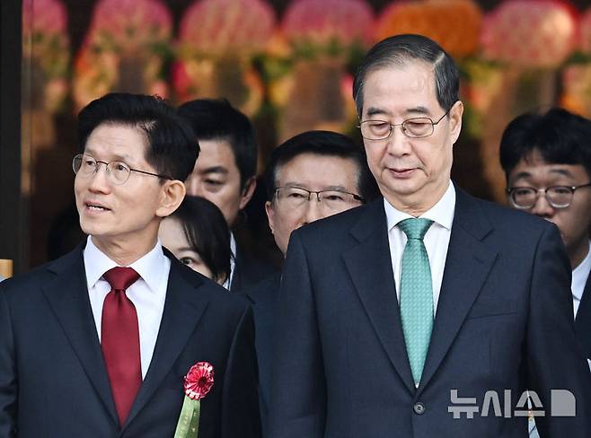 [서울=뉴시스] 최진석 기자 = 김문수 국민의힘 대선 후보와 한덕수 무소속 대선 예비후보와 지난 5일 서울 종로구 조계사에서 열린 부처님오신날 봉축법요식에 입장하고 있다. (대통령실통신사진기자단) 2025.05.05. myjs@newsis.com