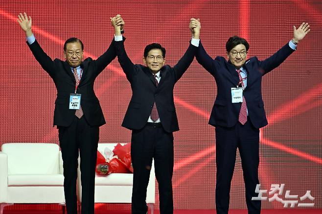 3일 경기도 일산 킨텍스에서 열린 국민의힘 제21대 대통령 선거 후보 선출을 위한 제5차 전당대회에서 대선 후보로 선출된 김문수 대선 후보가 권영세 비상대책위원장(왼쪽), 권성동 원내대표와 손을 들어보이고 있다. 윤창원 기자