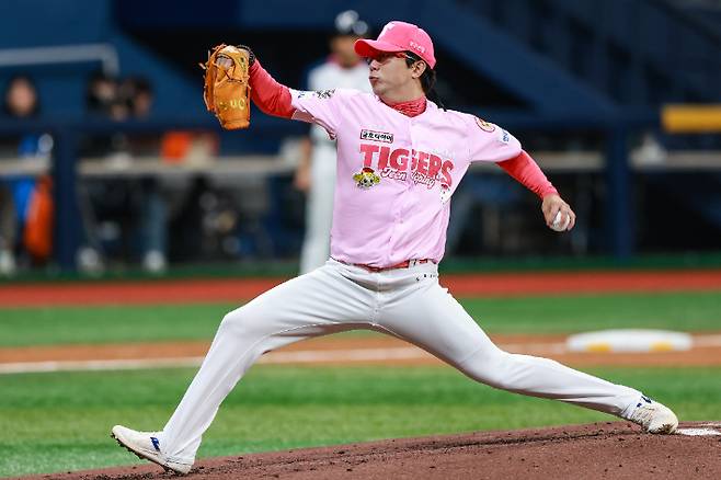 KIA 양현종이 5일 키움과 원정에서 역투하고 있다. KIA