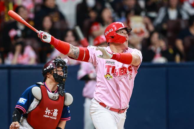 KIA 최형우가 5일 키움과 원정 6회초 무사 1, 3루에서 개인 통산 400번째 홈런을 치고 있다. KIA