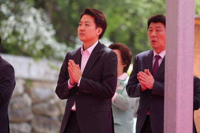 개혁신당 이준석 대선 후보가 5일 부처님오신날 봉축대법회 참석 등을 위해 대구 동화사를 방문하고 있다. 연합뉴스