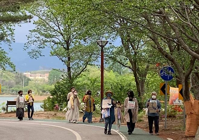 2022년 속초 영랑호에서 열린 '여행자 평화행동'에 참여한 임영신 작가. 임영신 작가 제공