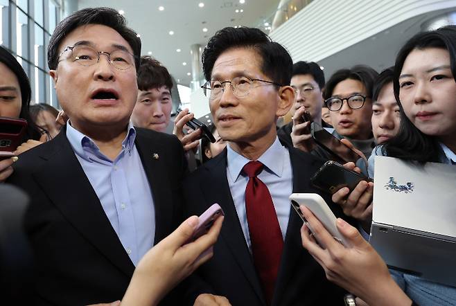 국민의힘 김문수 대선 후보가 6일 아시아태평양경제협력체(APEC) 회의장인 경북 경주시 경주화백컨벤션센터에서 후보 일정을 중단하고 서울로 올라가 현안 문제에 대한 대책을 마련하겠다고 밝힌 뒤 회의장을 떠나고 있다. 연합뉴스