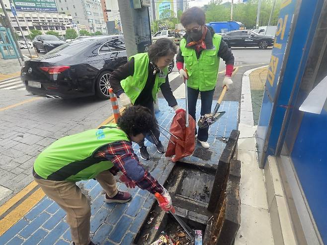 빗물받이 청소 작업. 창원시 제공