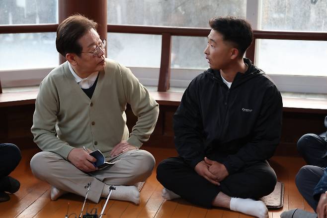 더불어민주당 이재명 대선 후보는 6일 전북 장수군 천천면 오옥마을 정민수 이장과 대화하고 있다. 이재명 캠프 제공