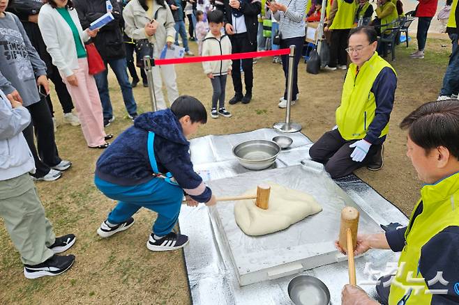 '꿈을 먹고 살지요' 행사엔 중고등부 청년들부터 장로, 권사들에 이르기까지 700여 명의 교인들이 자원봉사자로 참여해 지역 주민들을 섬긴다.