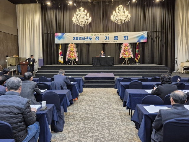 최근 대전 동구 선샤인호텔에서 열린 한국낙농육우협회 2025년도 정기총회에서 이승호 회장이 정부 대상 건의사항을 설명하고 있다.