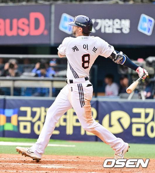 [OSEN=잠실, 박준형 기자]  27일 오후 서울 잠실구장에서 ‘2025 신한 SOL BANK KBO리그’ 두산 베어스와 롯데 자이언츠의 경기가 진행됐다.이날 경기에서 두산은 최승용을, 롯데는 박진을 선발투수로 내세웠다.7회말 1사 1,3루 두산 케이브가 1타점 적시타를 날리고 있다.  2025.04.27 / soul1014@osen.co.kr