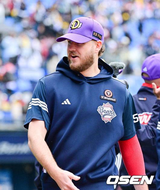 [OSEN=잠실, 박준형 기자]  2025년 5월 5일 잠실더비의 승자는 정수빈의 선물세트를 받은 두린이였다.&nbsp;프로야구 두산 베어스는 5일 서울 잠실구장에서 열린 2025 신한 SOL뱅크 KBO리그 LG 트윈스와의 어린이날 맞대결에서 5-2로 승리했다.&nbsp;경기종료 후 시즌 승 달성한 두산 콜어빈이 코칭스태프와 승리의 기쁨을 나누고 있다 . 2025.05.05 / soul1014@osen.co.kr