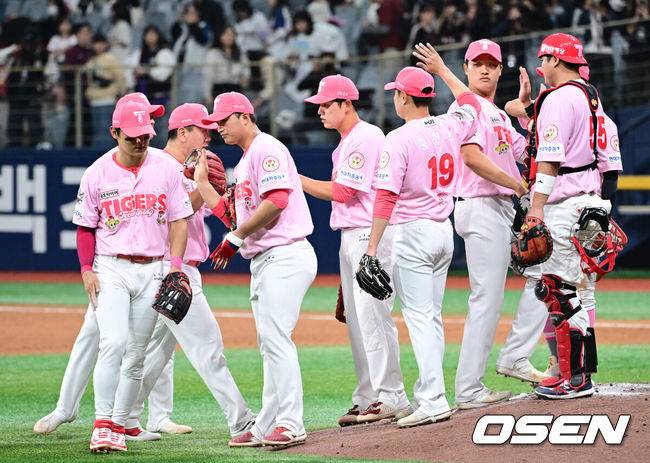 [OSEN=고척, 최규한 기자] 프로야구 KIA 타이거즈가 어린이날 경기에서 투타조화를 이루며 3연패를 끊었다.&nbsp;KIA는 5일 서울 고척스카이돔에서 열린 ‘2025 신한은행 SOL Bank KBO리그’ 키움 히어로즈와의 어린이날 경기에서 13-1 대승을 거두며 3연패에서 탈출했다.&nbsp;선발 양현종은 6이닝 5피안타 2볼넷 5탈삼진 1실점 승리를 기록, 시즌 첫 승을 수확하며 KBO리그 역대 두 번째로 통산 180승을 기록했고 역대 최초 통산 2100탈삼진도 달성했다. 최형우는 4타수 4안타 1홈런 3타점 3득점 1볼넷으로 활약하며 팀 승리를 견인, KBO리그 역대 4번째로 400홈런 고지를 밟으면서 역대 최고령 400홈런 타자가 됐다. 경기를 마치고 승리한 KIA 선수들이 하이파이브를 나누고 있다. 2025.05.05 / dreamer@osen.co.kr