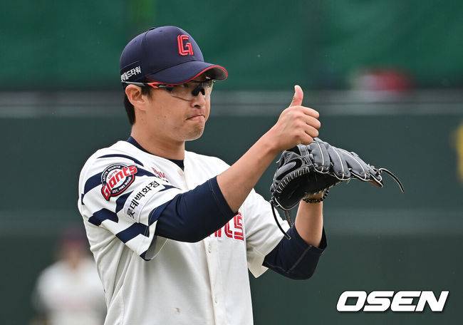 [OSEN=부산, 이석우 기자] 6일 부산 사직야구장에서 2025 신한 SOL 뱅크 KBO 리그 롯데 자이언츠와 SSG 랜더스의 경기가 열렸다. 홈팀 롯데는 박세웅, 방문팀 SSG는 문승원이 선발 출전했다.롯데 자이언츠 선발 투수 박세웅이 1회초 수비를 무실점을 막고 엄지척을 하고 있다. 2025.05.06 / foto0307@osen.co.kr