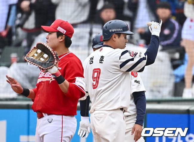 [OSEN=부산, 이석우 기자] 6일 부산 사직야구장에서 2025 신한 SOL 뱅크 KBO 리그 롯데 자이언츠와 SSG 랜더스의 경기가 열렸다. 홈팀 롯데는 박세웅, 방문팀 SSG는 문승원이 선발 출전했다.롯데 자이언츠 정훈이 4회말 1사 2,3루 우중간 2타점 안타를 치고 세리머니를 하고 있다. 2025.05.06 / foto0307@osen.co.kr