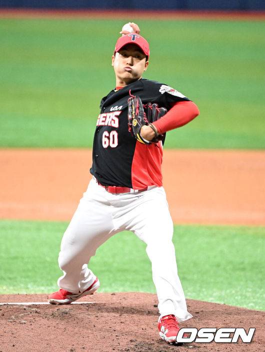 [OSEN=고척, 이대선 기자] 6일 오후 서울 고척스카이돔에서 2025 신한 SOL Bank KBO리그 키움 히어로즈와 KIA 타이거즈의 경기가 열렸다.키움은 조영건, 롯데는 김도현을 선발 투수로 내세웠다.2회말 무사에서 KIA 선발투수 김도현이 역투하고 있다. 2025.05.06 /sunday@osen.co.kr