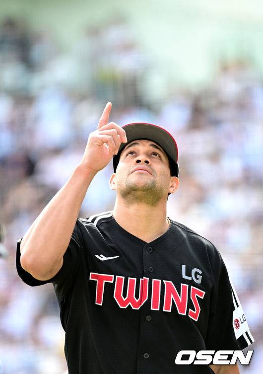 [OSEN=잠실, 최규한 기자] 6일 서울 잠실야구장에서 ‘2025 신한 SOL Bank KBO리그’ 두산 베아스와 LG 트윈스의 경기가 열렸다.이날 두산은 최원준, LG는 요니 치리노스를 선발로 내세웠다.7회말 두산 공격을 실점없이 막아낸 LG 선발 치리노스가 더그아웃으로 향하며 기뻐하고 있다. 2025.05.06 / dreamer@osen.co.kr