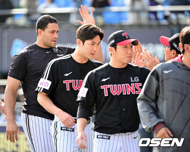 [OSEN=잠실, 최규한 기자] LG가 에이스 치리노스의 호투와 홈런 두 방을 앞세워 어린이날 패배를 설욕했다.&nbsp;프로야구 LG 트윈스는 6일 서울 잠실구장에서 열린 2025 신한 SOL뱅크 KBO리그 두산 베어스와의 시즌 5차전에서 5-1로 승리했다.&nbsp;LG는 전날 패배를 설욕하며 시즌 23승 13패를 기록했다. 원정 5연패 늪에서도 탈출했다. 반면 시즌 첫 4연승이 좌절된 두산은 15승 1무 20패가 됐다.&nbsp;경기를 마치고 승리투수 LG 치리노스가 염경엽 감독과 인사를 나누고 ㅇ고 있다. / 2025.05.06 /