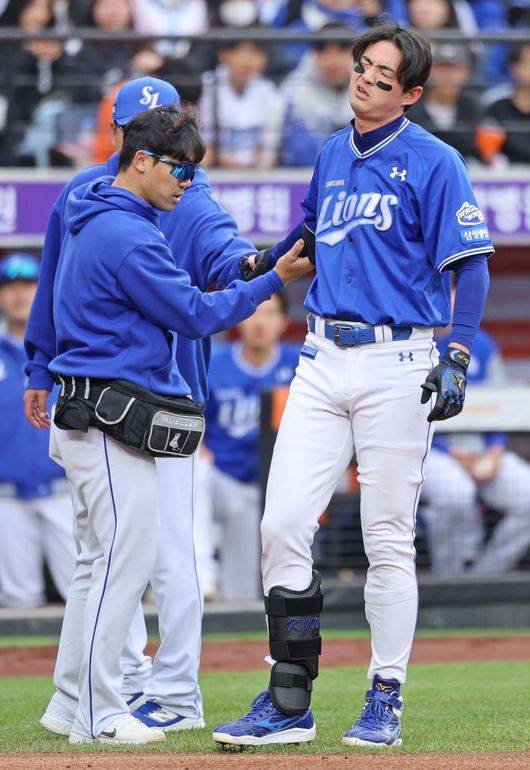 삼성 구자욱이 6일 대전 한화전 3회 류현진의 공에 맞은 뒤 통증을 호소하고 있다. /삼성 라이온즈 제공