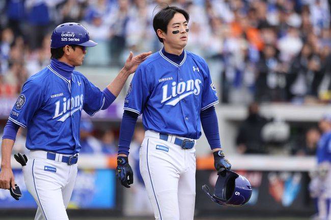 삼성 구자욱이 6일 대전 한화전 3회 류현진의 공에 맞은 뒤 통증을 호소하고 있다. /삼성 라이온즈 제공