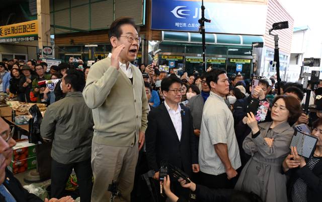 ▲더불어민주당 이재명 대선 후보가 '골목골목 경청투어' : 국토종주편'에 나선 6일 충북 증평군 증평장뜰시장에서 지지를 호소하고 있다. ⓒ연합뉴스
