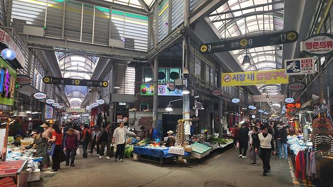 더불어민주당 호남권 경선을 나흘 앞둔 지난달 22일, 광주 북구 전통시장인 말바우시장. 장날이지만 시민들의 지갑은 좀처럼 열리지 않았다.&nbsp;광주=김현우 기자