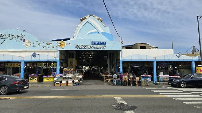 지난달 25일 목포종합수산시장 홍어의 거리.&nbsp;손님은 없고 상인들은 냉랭했다. 목포=김선덕 기자