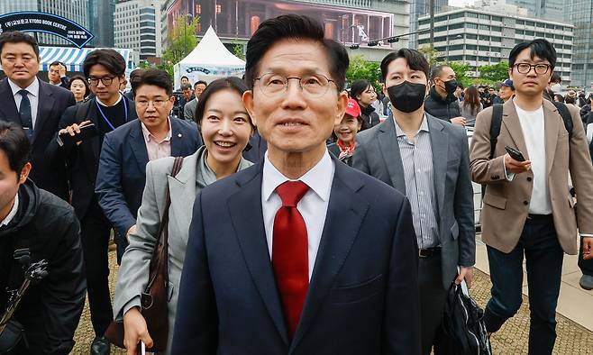 어린이날인 5일 서울 종로구 광화문광장에서 2025 광화문 가족동행 축제 펀펀한 광화문광장이 열린 가운데 국민의힘 김문수 대선 후보가 행사장을 방문하고 있다. 최상수 기자