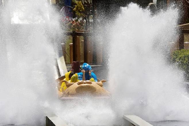 초여름 날씨를 보인 지난달 28일 부산 기장군 롯데월드 어드벤처 부산을 찾은 학생들이 ‘오거스 후룸’을 타며 즐거운 시간을 보내고 있다. 부산=뉴스1