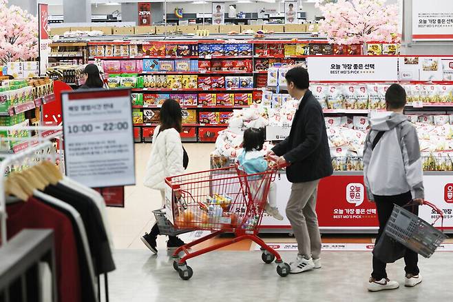 서울의 한 대형마트에서 시민들이 장을 보고 있다. 연합뉴스