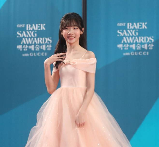 아이유가 아역배우 김태연의 백상예술대상 시상식 참가를 도왔다. 뉴시스