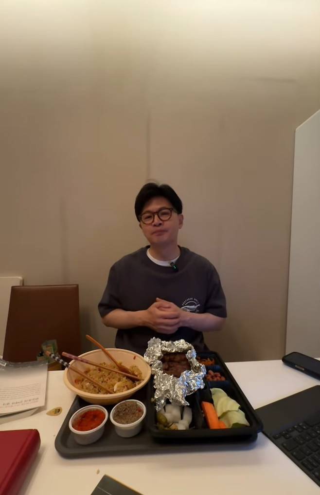 국민의힘 한동훈 전 대표가 지난 5일 저녁 자신의 유튜브 채널에서 라이브 방송을 진행하고 있다. 유튜브 영상 캡처